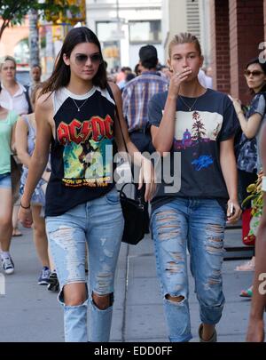 Kendall Jenner, vêtu d'un pantalon déchiré et un adaptateur AC/DC haut, passe son temps avec Hailey Baldwin à New York comprend : Kendall Jenner,Balwin Hailey Où : New York City, New York, United States Quand : 03 Oct 2014 Banque D'Images