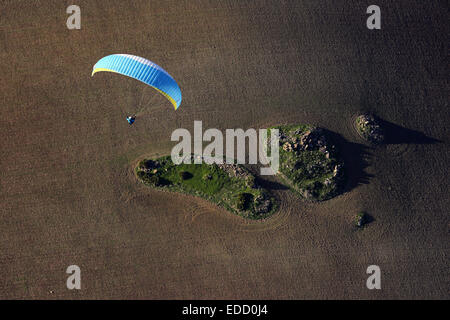 Une femme glisse parapente à Algodonales, Andalousie, Espagne, juste avant l'atterrissage. Banque D'Images