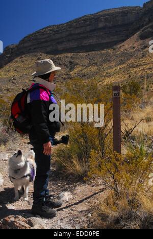 Mon conseil de soeur et son chien à la 1,5 mile marker le long sentier dans Oliver Lee State Park Nouveau Mexique - USA Banque D'Images