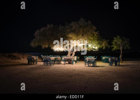 Le restaurant de la plage la nuit, Taverna Paradiso, plage de Plaka, Naxos, îles grecques, Grèce. Banque D'Images