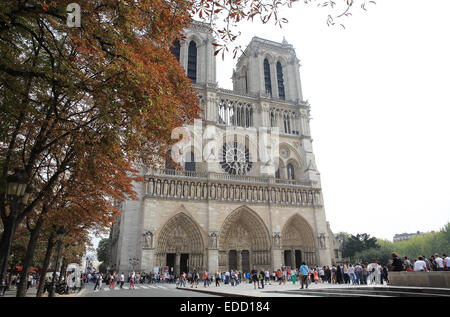 L'avant de la Cathédrale Notre Dame, à l'automne ou à l'automne, à Paris, France Banque D'Images