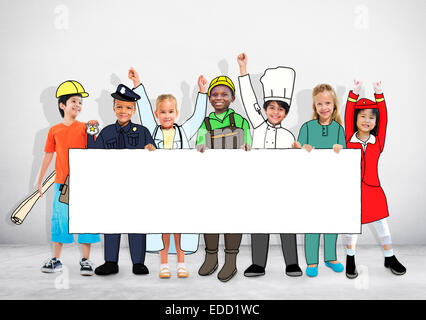 Groupe d'enfants en uniforme d'emploi Rêves Holding banner with Copy Space Banque D'Images