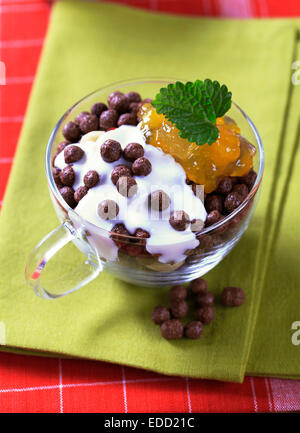 À saveur de chocolat avec confiture et yaourt puffs Banque D'Images