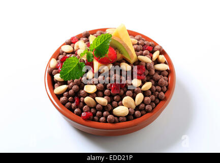 À saveur de céréales soufflées cacao céréales petit déjeuner avec amandes et canneberges séchées Banque D'Images