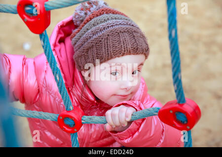 Portrait de belle fille sur l'aire de jeux Banque D'Images