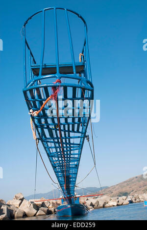 Bateau de pêche typique sicilienne utilisé dans le détroit de Messine (Sicile) pour la pêche de l'espadon Banque D'Images