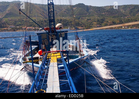 Bateau de pêche typique sicilienne utilisé dans le détroit de Messine (Sicile) pour la pêche de l'espadon Banque D'Images