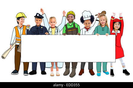 Groupe d'enfants en uniforme d'emploi Rêves Holding banner with Copy Space Banque D'Images