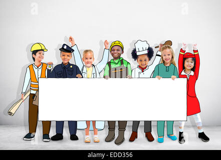 Groupe d'enfants en uniforme d'emploi Rêves Holding banner with Copy Space Banque D'Images