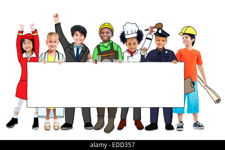 Groupe d'enfants en uniforme d'emploi Rêves Holding banner with Copy Space Banque D'Images
