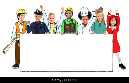 Groupe d'enfants en uniforme d'emploi Rêves Holding banner with Copy Space Banque D'Images