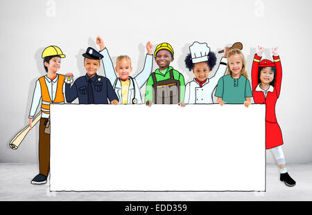 Groupe d'enfants en uniforme d'emploi Rêves Holding banner with Copy Space Banque D'Images