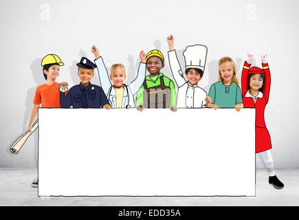 Groupe d'enfants en uniforme d'emploi Rêves Holding banner with Copy Space Banque D'Images