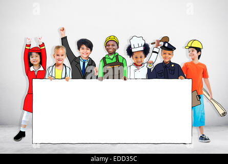 Groupe d'enfants en uniforme d'emploi Rêves Holding banner with Copy Space Banque D'Images