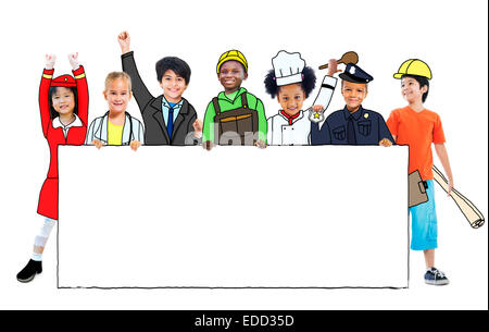 Groupe d'enfants en uniforme d'emploi Rêves Holding banner with Copy Space Banque D'Images