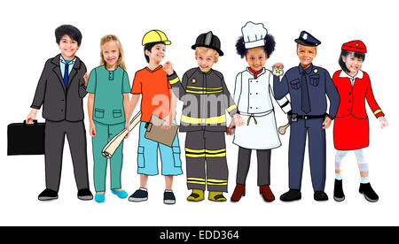 Groupe d'enfants se tenant avec variation Uniform Banque D'Images