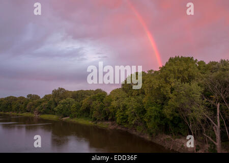 Au-dessus de l'arc-en-ciel dans la rivière du Minnesota le chien noir de l'unité de la vallée du Minnesota National Wildlife Refuge. Banque D'Images