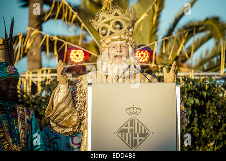 Barcelone, Espagne. 5Th Jan, 2015. Le roi Melchior parle à l'enfant d'attente après l'arrivée des sages rois dans le Port de Barcelone. 5Th Jan, 2015. Credit : Matthias Rickenbach/ZUMA/ZUMAPRESS.com/Alamy fil Live News Banque D'Images