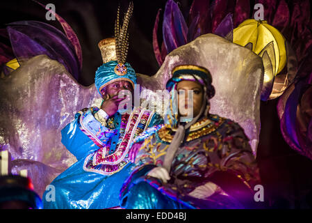 Barcelone, Espagne. 5Th Jan, 2015. 5 janvier, 2015 - cavalcade de Balthazar au traditionnel défilé des trois rois magiques à Barcelone Crédit : Matthias Rickenbach/ZUMA/ZUMAPRESS.com/Alamy fil Live News Banque D'Images