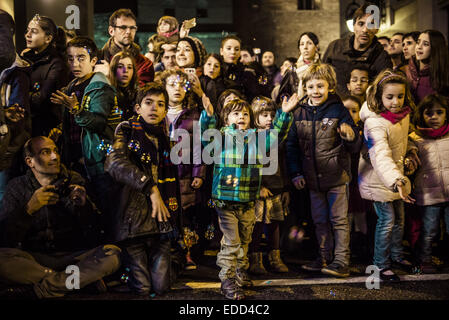 Barcelone, Espagne. 5Th Jan, 2015. Les enfants réagissent à des bulles de savon qu'ils célèbrent la magie colorée et cavalcade des rois mages 2015. 5Th Jan, 2015. Credit : Matthias Rickenbach/ZUMA/ZUMAPRESS.com/Alamy fil Live News Banque D'Images