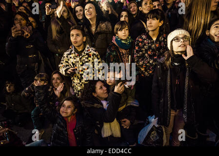 Barcelone, Espagne. 5Th Jan, 2015. Plus de 600,000 personnes se réunissent dans les rues de Barcelone pour célébrer la magie colorée et cavalcade des rois mages 2015. 5Th Jan, 2015. Credit : Matthias Rickenbach/ZUMA/ZUMAPRESS.com/Alamy fil Live News Banque D'Images