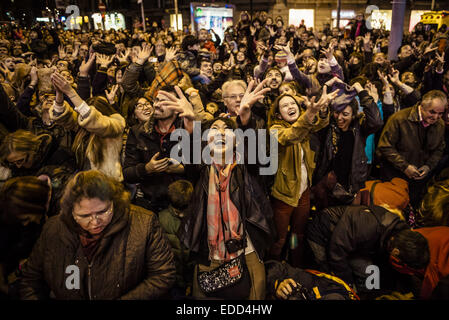 Barcelone, Espagne. 5Th Jan, 2015. Les enfants de tous âges qu'ils attendent des bonbons colorés et suivre la magie cavalcade des rois mages 2015 dans les rues de Barcelone. 5Th Jan, 2015. Credit : Matthias Rickenbach/ZUMA/ZUMAPRESS.com/Alamy fil Live News Banque D'Images