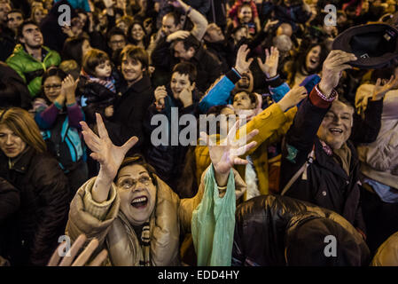 Barcelone, Espagne. 5Th Jan, 2015. Les enfants de tous âges qu'ils attendent des bonbons colorés et suivre la magie cavalcade des rois mages 2015 dans les rues de Barcelone. 5Th Jan, 2015. Credit : Matthias Rickenbach/ZUMA/ZUMAPRESS.com/Alamy fil Live News Banque D'Images