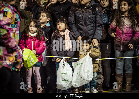 Barcelone, Espagne. 5Th Jan, 2015. Enfants attendent des bonbons comme ils suivent la magie colorée et cavalcade des rois mages 2015 dans les rues de Barcelone. 5Th Jan, 2015. Credit : Matthias Rickenbach/ZUMA/ZUMAPRESS.com/Alamy fil Live News Banque D'Images