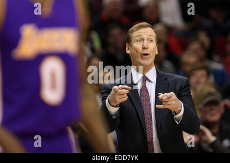 Portland, Oregon, USA. 5Th Jan, 2015. TERRY STOTTS entraîneurs à l'écart. Les Portland Trail Blazers jouer les Lakers de Los Angeles à la moda Center le 5 janvier 2014. 5Th Jan, 2015. Crédit : David Blair/ZUMA/Alamy Fil Live News Banque D'Images