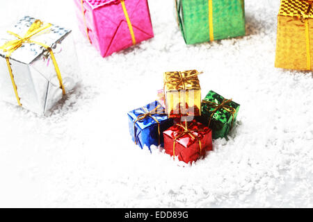 Le petit cadeau fort sur la neige pour Noël Décoration Banque D'Images