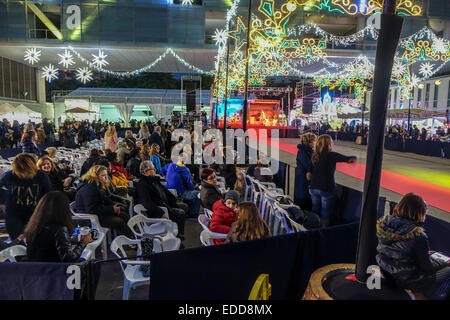 Benidorm, Espagne. 5Th Jan, 2015. Aujourd''Dia de los Reyes Magos" les trois rois du Moyen Orient, Melchor Gaspar, Baltazar et arriver à Benidorm et après une parade dans les rues de l'hôtel de ville y compris les flotteurs, ânes, chevaux et même un troupeau d'oies, les rois laissent leurs cadeaux pour les enfants à la crèche. La foule en attente de la parade. Credit : Mick Flynn/Alamy Live News Banque D'Images