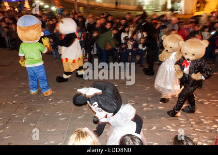 Benidorm, Espagne. 5Th Jan, 2015. Aujourd''Dia de los Reyes Magos" les trois rois du Moyen Orient, Melchor Gaspar, Baltazar et arriver à Benidorm et après une parade dans les rues de l'hôtel de ville y compris les flotteurs, ânes, chevaux et même un troupeau d'oies, les rois laissent leurs cadeaux pour les enfants à la crèche. Caractères de la parade. Credit : Mick Flynn/Alamy Live News Banque D'Images