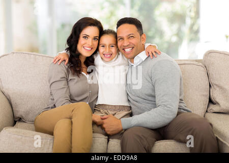 Famille heureuse assis sur le canapé à la maison Banque D'Images