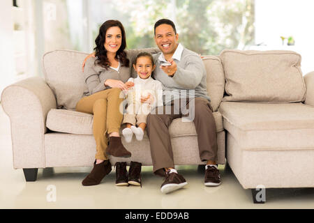 La famille mignon regarder ensemble à la maison Banque D'Images