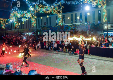 Benidorm, Espagne. 5Th Jan, 2015. Aujourd''Dia de los Reyes Magos" les trois rois du Moyen Orient, Melchor Gaspar, Baltazar et arriver à Benidorm et après une parade dans les rues de l'hôtel de ville y compris les flotteurs, ânes, chevaux et même un troupeau d'oies, les rois laissent leurs cadeaux pour les enfants à la crèche. Danseurs de feu dans le défilé. Credit : Mick Flynn/Alamy Live News Banque D'Images