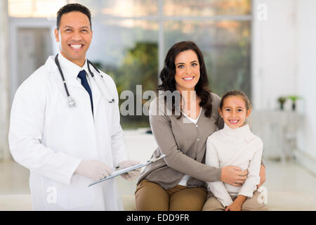 Portrait de jeune femme et sa fille cute dans les cabinets de prix Banque D'Images