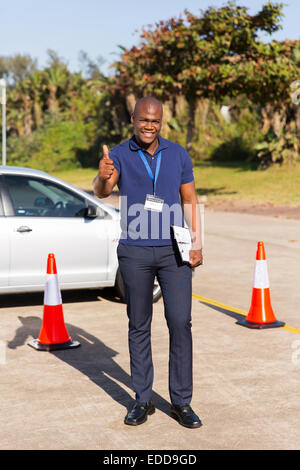 Heureux dans Moniteur d'auto-essai giving thumb up Banque D'Images