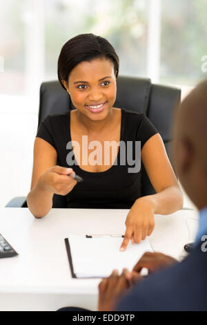 African businesswoman professionnel donnant son associé pour la signature d'un contrat Banque D'Images