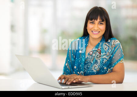 Jolie Indian businesswoman using laptop in office Banque D'Images