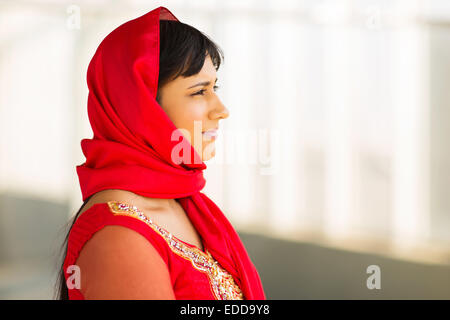 Young Indian businesswoman en vêtements traditionnels Banque D'Images