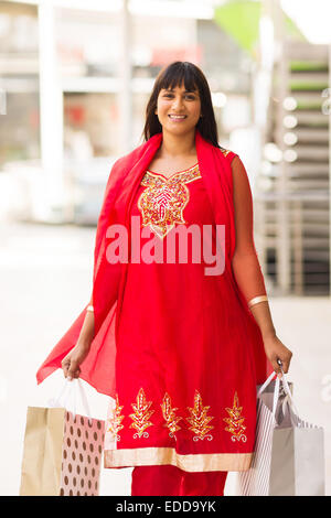 Happy Indian woman carrying shopping bags at the mall Banque D'Images