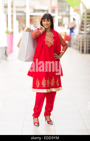 Indien attrayant à shopper shopping mall Banque D'Images