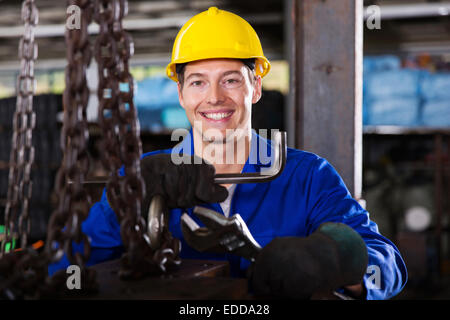 Happy blue collar worker avec des outils en atelier Banque D'Images