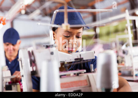 Pretty African travailleur du textile machine à coudre industrielle à couture Banque D'Images