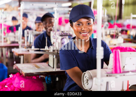 Belle jeune travailleur textile africaine dans l'usine Banque D'Images