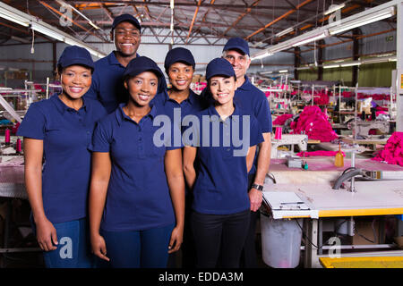 Groupe d'ouvriers du textile dans la zone de production Banque D'Images