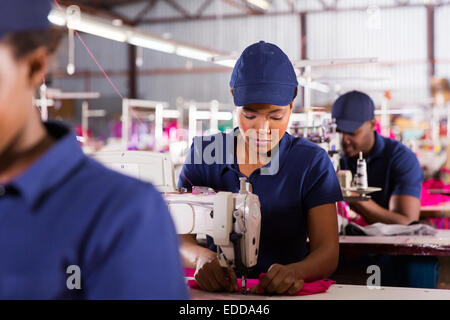 Machiniste d'usine textile africaine travaillant dans la ligne de production Banque D'Images