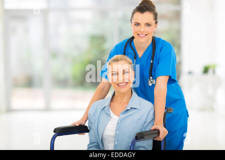 Joli mid age patient avec friendly female nurse Banque D'Images