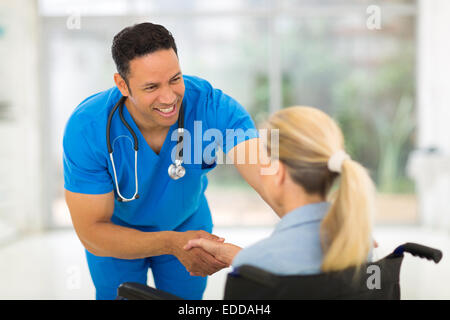 Travailleur de la santé amicale femme handicapée handshaking Banque D'Images