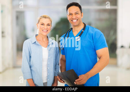 Portrait de friendly médecin debout avec senior patient Banque D'Images